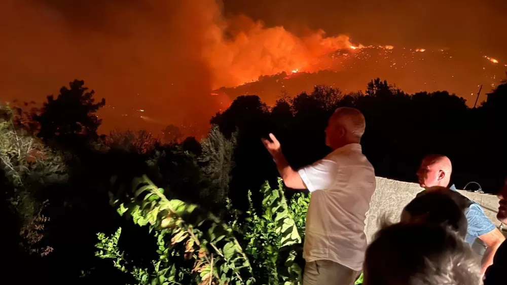  Alanya’da orman yangını sürüyor  Alanya Belediye Başkanı Özçelik yangın bölgesinde