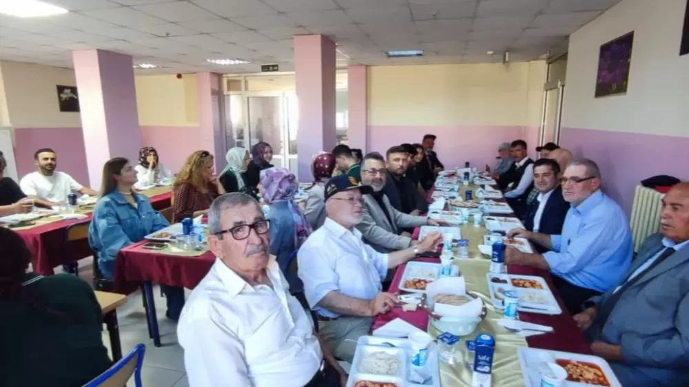 Altıntaş’ta öğretmen ve öğrenciler gazilerle buluştu