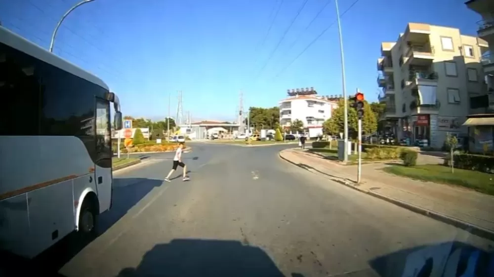 Ambulans şoförünün dikkati 1 dakikada 2 kazayı önledi