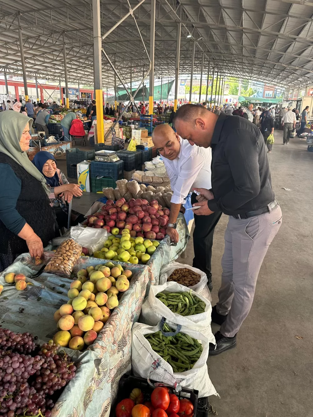 Tefenni’de halkın nabzı pazar yerinde tutuldu Başkan Alagöz vatandaşla buluştu