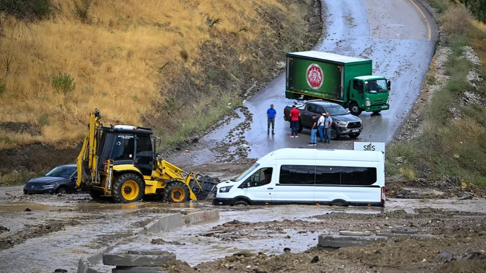 Ankara'da gök gürültülü sağanak yağış, kent genelinde hayatı olumsuz etkiledi