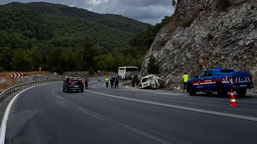 Antalya Akseki'de yolcu otobüsü ile hafif ticari araç çarpıştı 1 ölü,1 yaralı