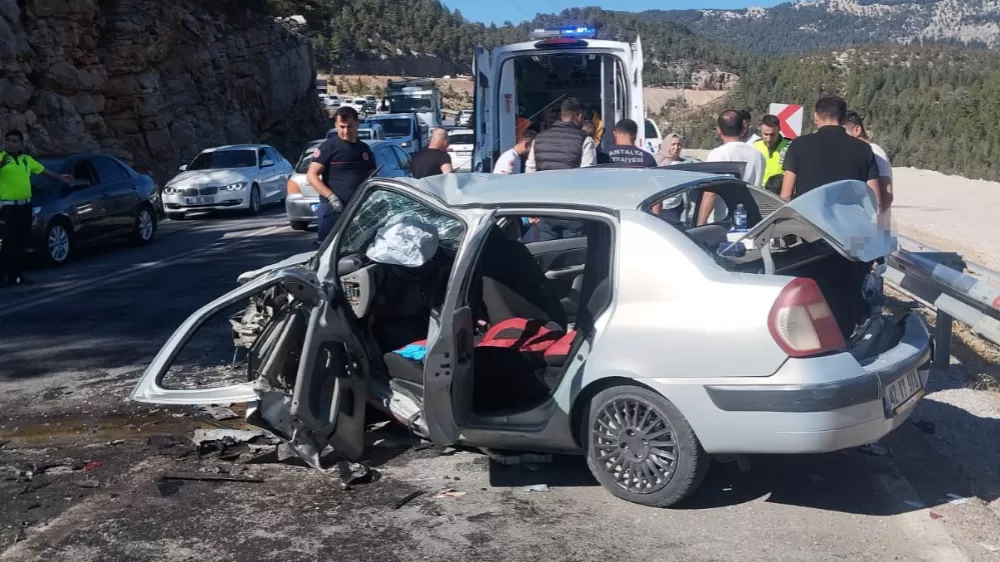 Antalya Akseki-Seydişehir karayolunda Feci Kaza 2 otomobil Çarpıştı 1 ağır 4 yaralı 
