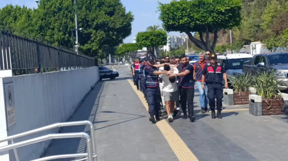 Antalya’da 1’i turist 3 kişiyi yaralayan motosikletli şüpheliler yakalandı