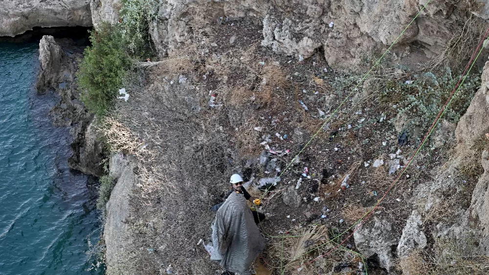 Antalya’da 40 metrelik falezlerde temizlik operasyonu