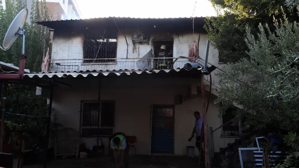  Antalya'da alt katta yakılan soba üst katı küle çevirdi bir kişi dumandan etkilendi 