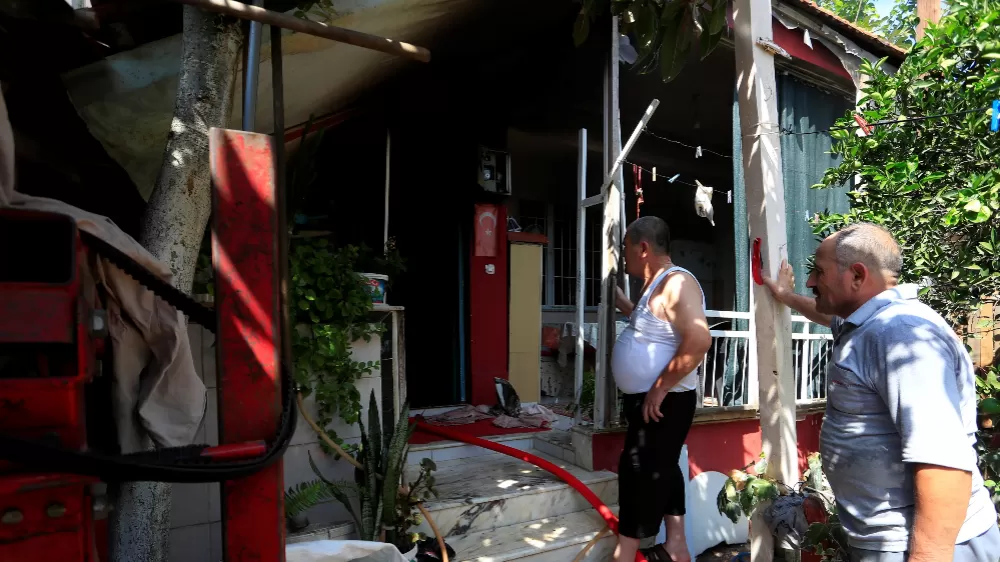 Antalya'da evinde yangın çıkan adam söndürme çalışmalarını çaresiz gözlerle izledi