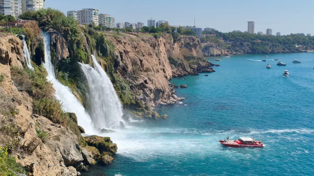Antalya'da falezlerden düşen kadın için dalgıçlar su altında arama çalışması yaptı