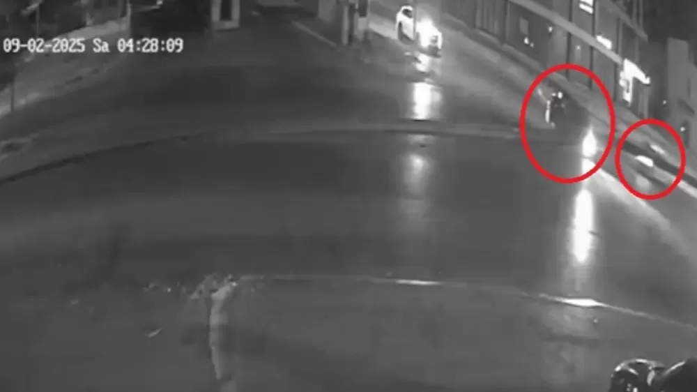 Antalya'da iki otomobil çarpıştı Sürücü araçtan fırladı