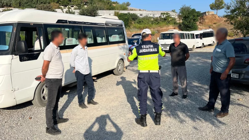 Antalya'da Jandarma ekiplerinden okul servislerine denetim