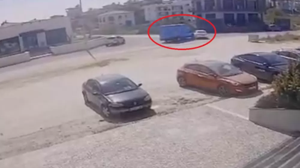 Antalya'da kargo aracıyla otomobil çarpıştı