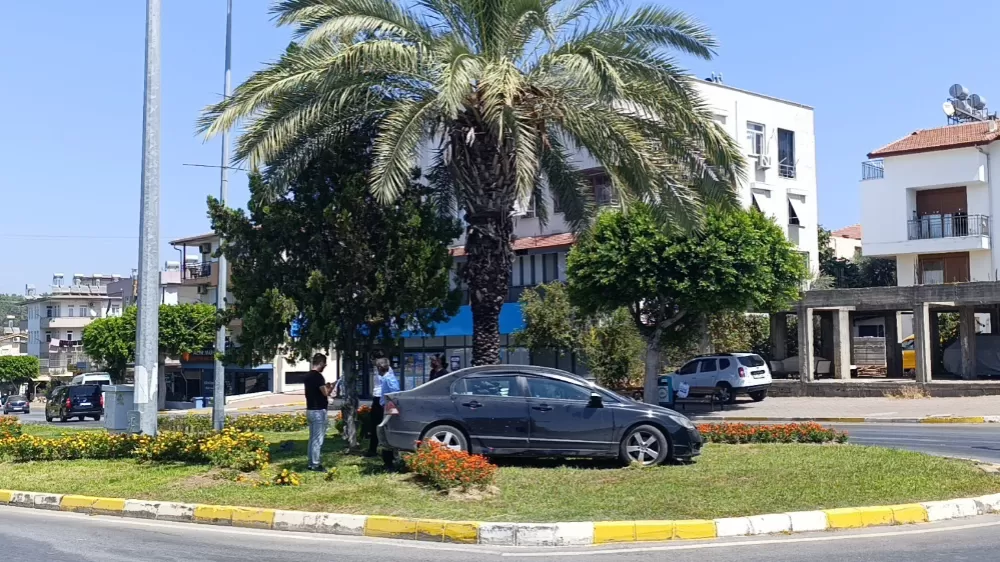 Antalya'da kaza yapan otomobil refüje çıkarak durabildi