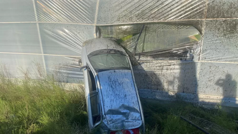 Antalya'da kontrolden çıkan otomobil muz serasına girdi: 1 yaralı
