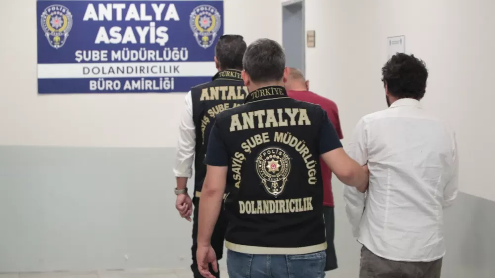 Antalya'da kuyumcuyu dolandıran 2 şüpheli yakalandı
