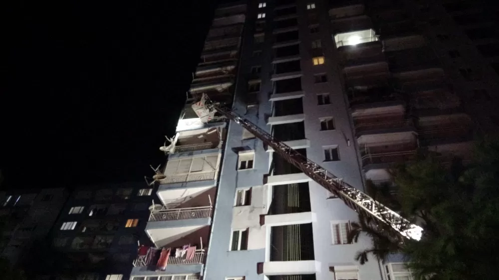 Antalya'da Ocakta unutulan yemek 15 katlı binada yangın çıktı apartman tahliye edidi 