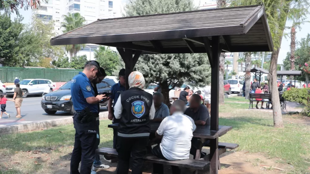 Antalya’da okul çevreleri ve servis araçları denetlendi