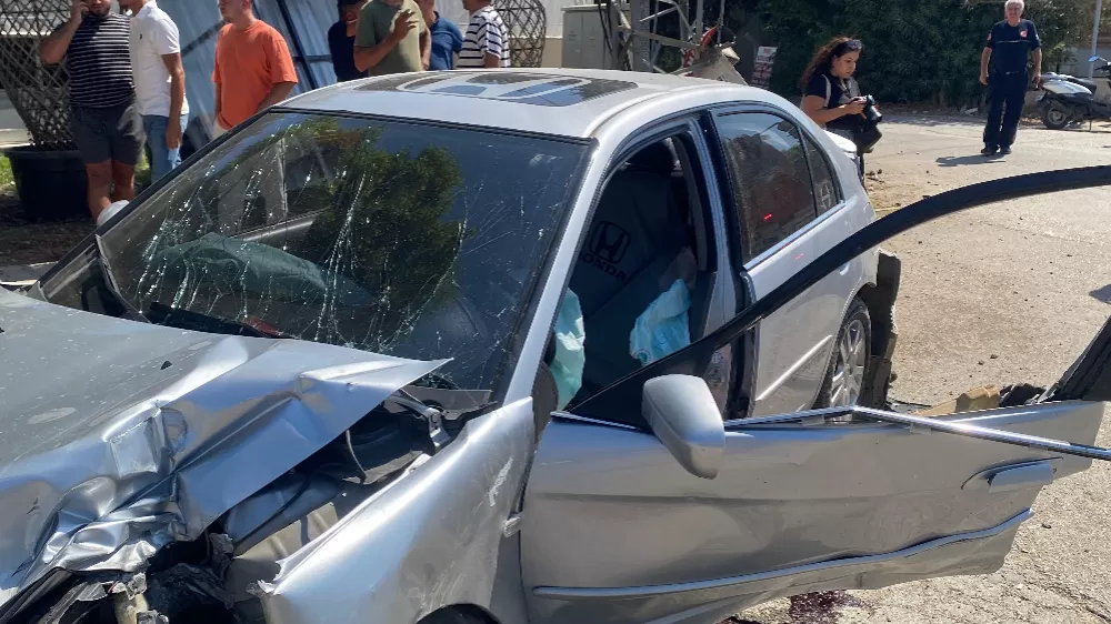 Antalya'da otomobil trafoya ve otobüs durağına çarptı: 1 yaralı