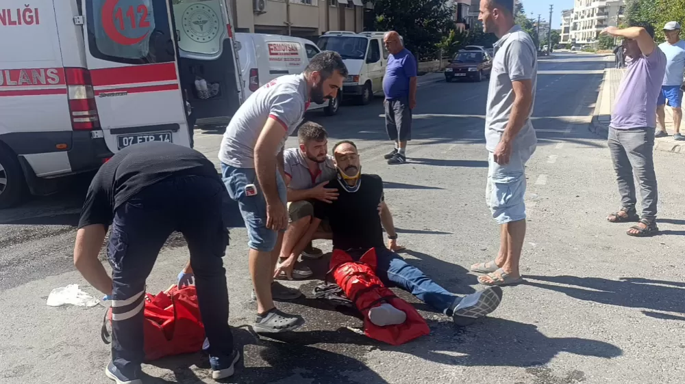 Antalya'da tur aracıyla çarpışan motosikletli yaralandı