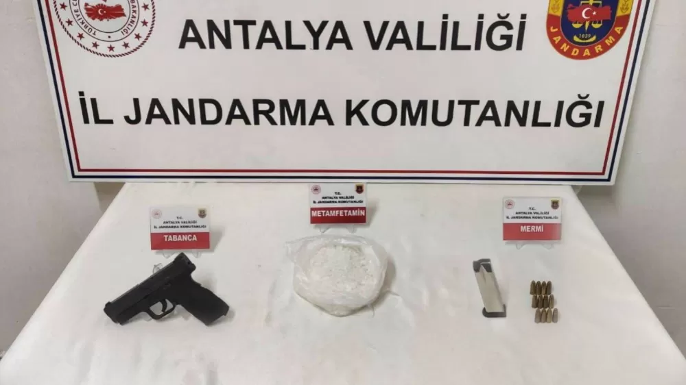 Antalya'da uyuşturucu ve kaçak silah operasyonu: 1 kilo metamfetamin ele geçirildi