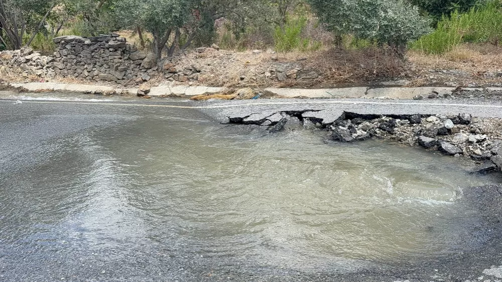Antalya Gazipaşa'da DSİ'ye ait su borusu patladı, yol kullanılamaz hale geldi