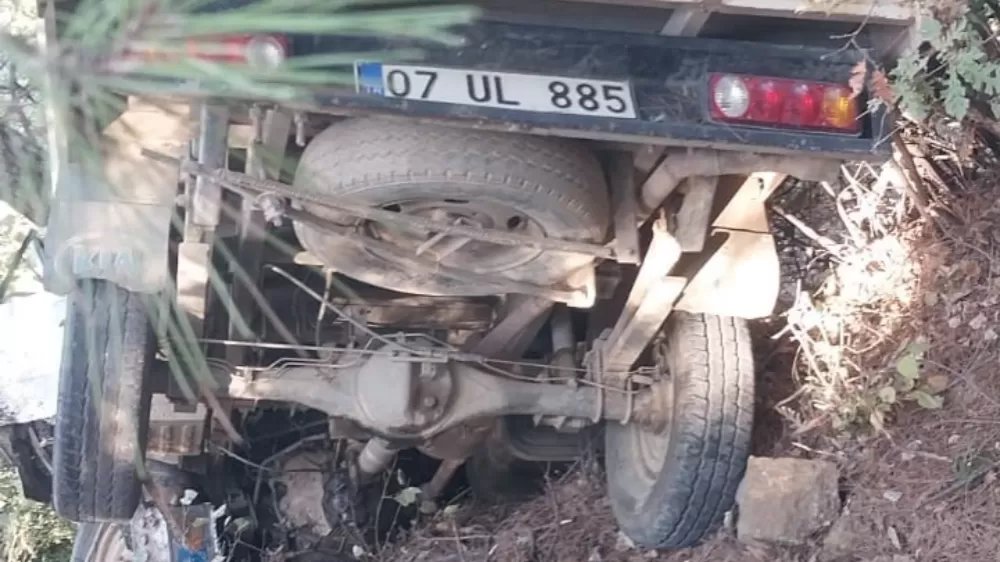 Antalya Gazipaşa'da Kamyonet uçuruma yuvarlandı sürücü öldü 