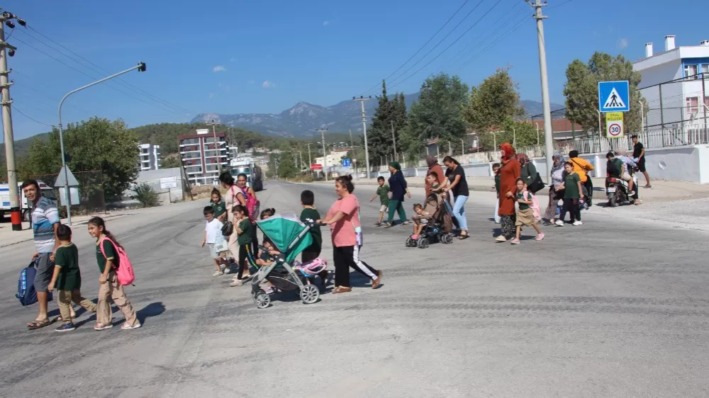 Antalya Kumluca'da Öğrencilerin yoğun olduğu yere acil  üstgeçit yapılmalı 