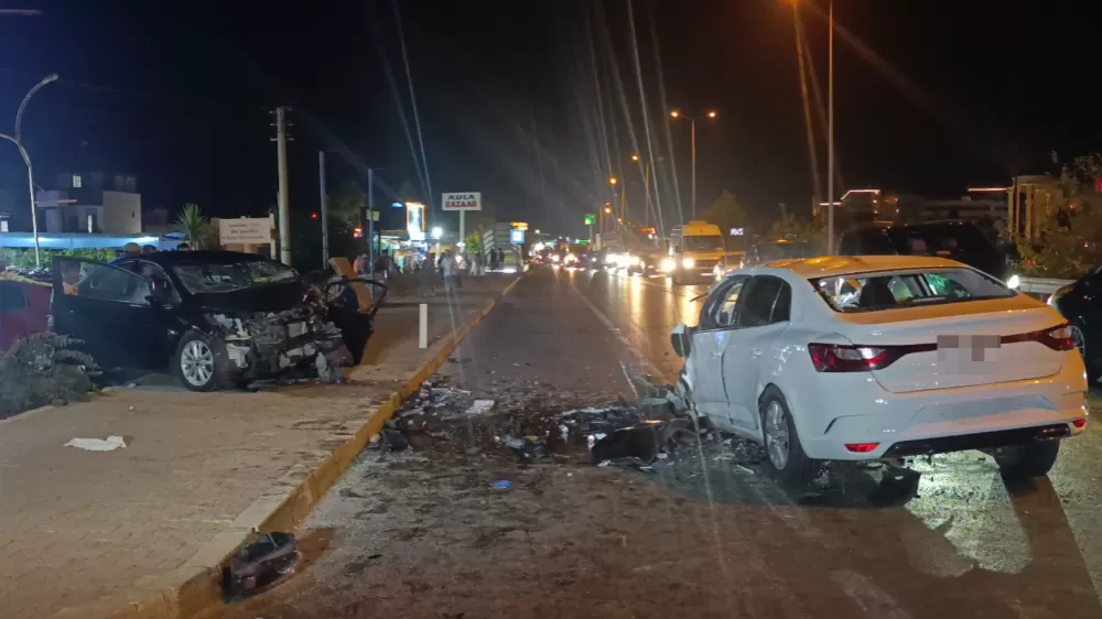 Antalya Manavgat Alanya yolunda feci kaza önce yayaya çarptı karı şeride geçti araca çarptı 2 ölü 2 yaralı 