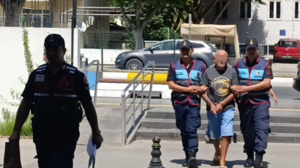  Antalya Manavgat'ta  alacak-verecek cinayetinin zanlısı adliyeye sevk edilerek tutuklandı