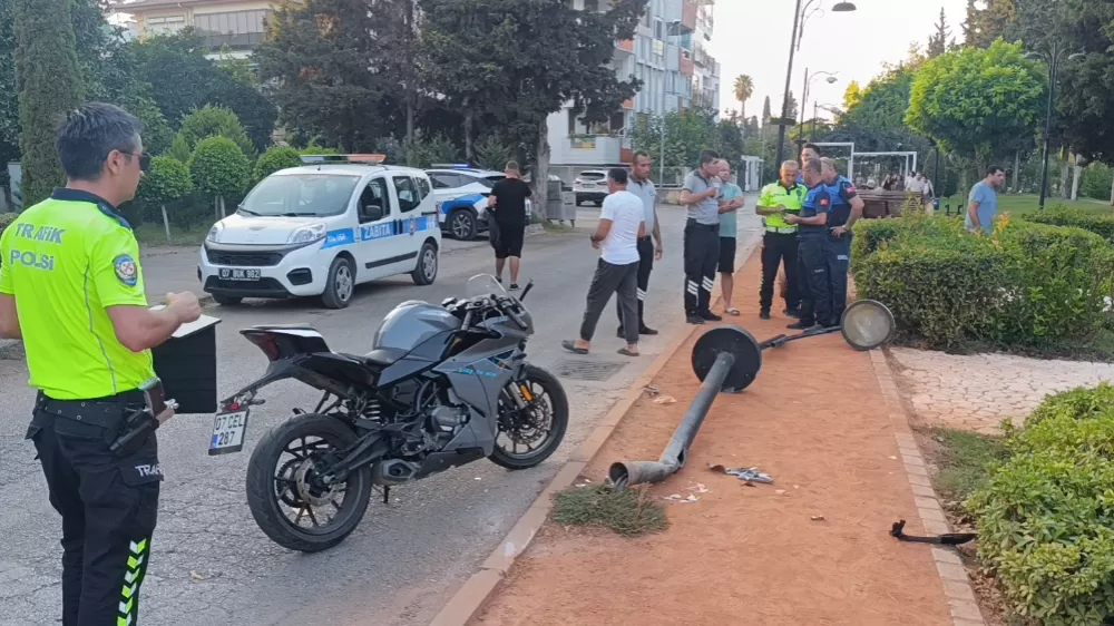 Antalya Manavgat'ta Direksiyon hakimiyetini kaybedip aydınlatma direğini devirdi, ceza yağdı