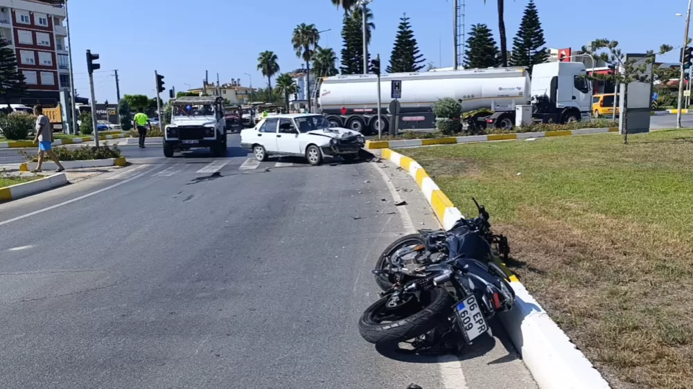 Antalya  Manavgat'ta Tofaş otomobille çarpışan motosikletli ağır yaralandı