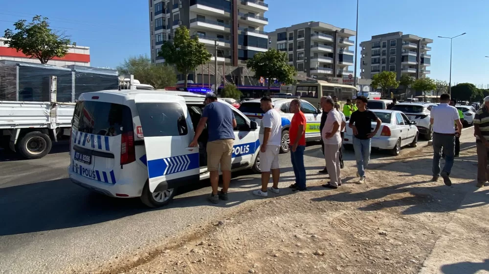 Antalya Serik'te Baba ve Çocuğu yolun karşısına geçerken otomobil çarptı 1'i ağır 2 yaralı