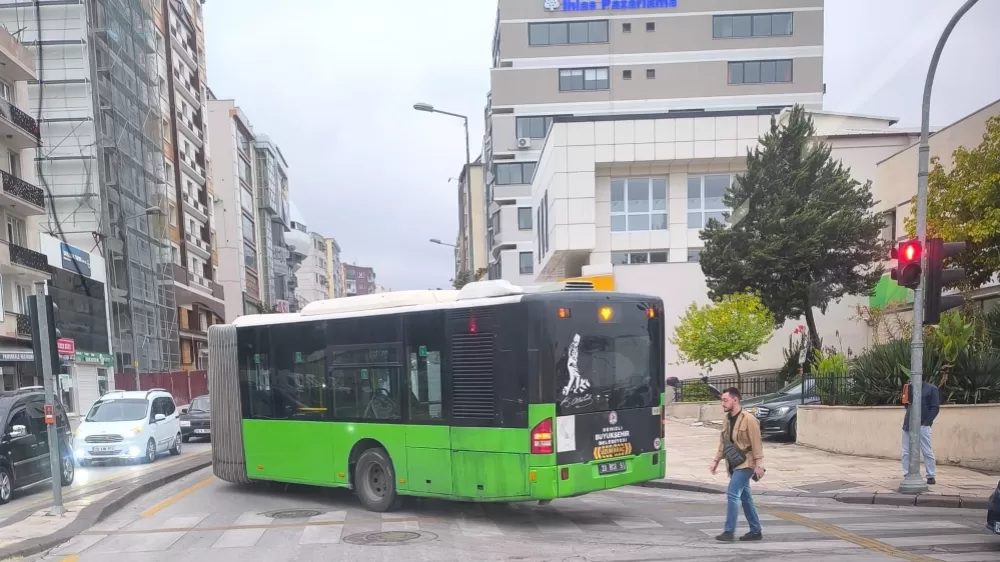 Arıza yapan halk otobüsü yolu kapattı