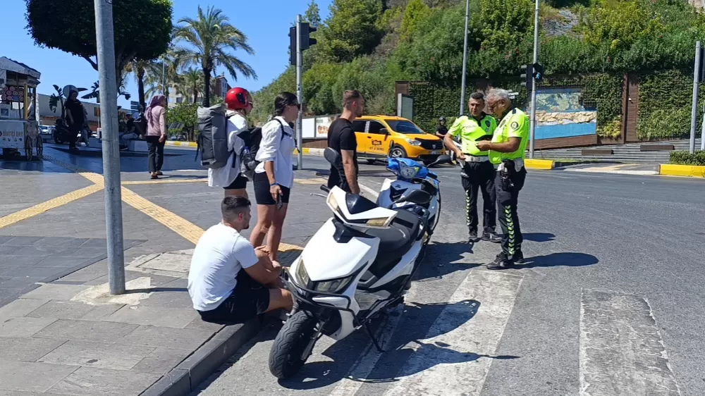 Avusturyalı turistler kiraladıkları motosikletle kaza yaptı