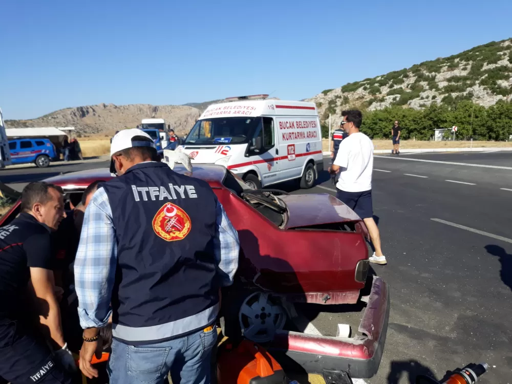 Korkuteli Bucak yolunda kaza! 2 otomobilde 5 yaralı