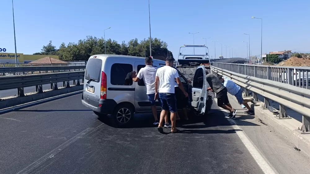 Bariyerlere çarpıp kaza yapan sürücü kazayı burnu kanamadan atlattı