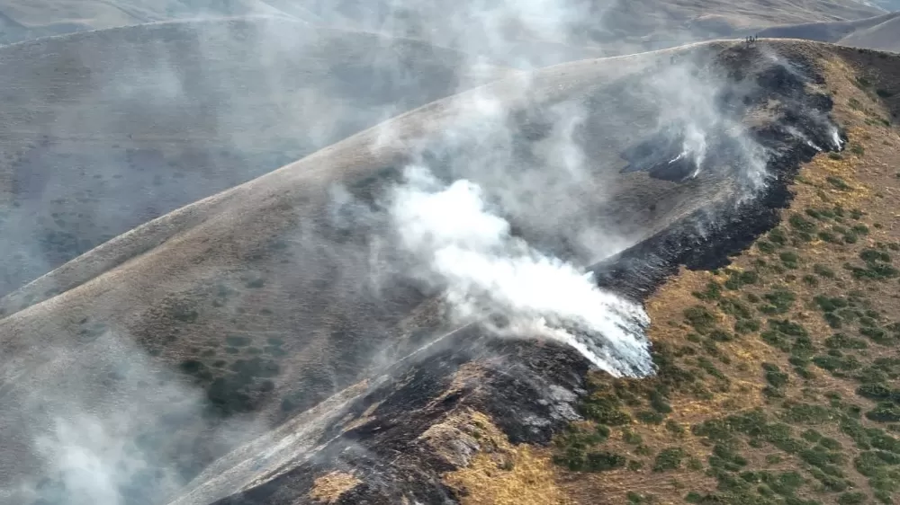  Bayburt’ta örtü yangını söndürüldü Vali Eldivan, Demirözü ilçesinde incelemede bulundu