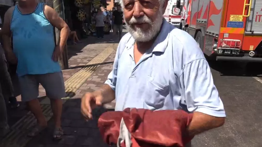 “Ben yanarım, o yanmaz”  Antalya'da Kıbrıs Gazisinin evi yandı, bayrağı sağ kaldı