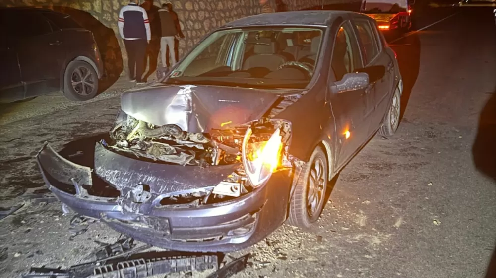 Beton mikseriyle çarpışan otomobilin sürücüsü yaralandı