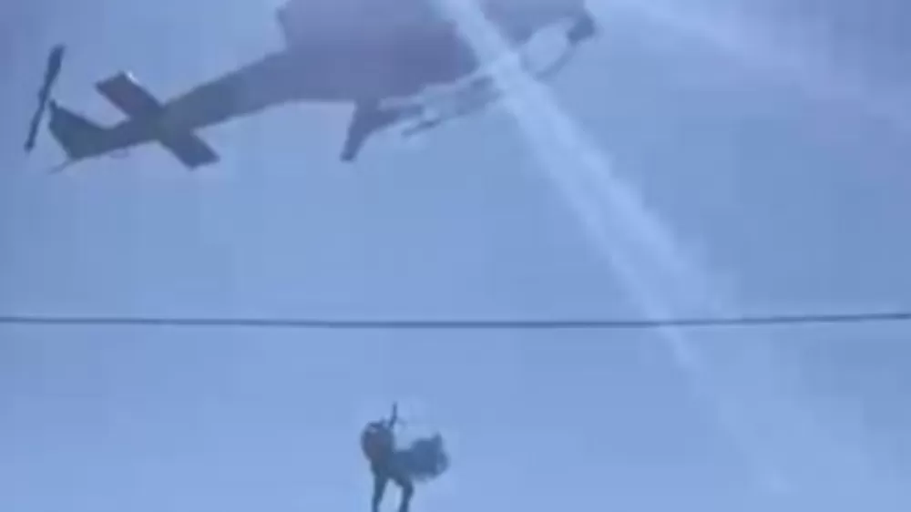 Borçka'da sel nedeniyle yolu kapanan köydeki hasta helikopterle hastaneye sevk edildi