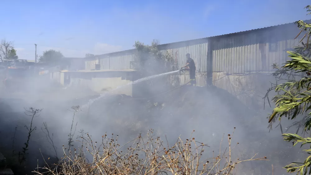 Boya ve mobilya atölyelerine yakın noktada çıkan yangın korkuttu