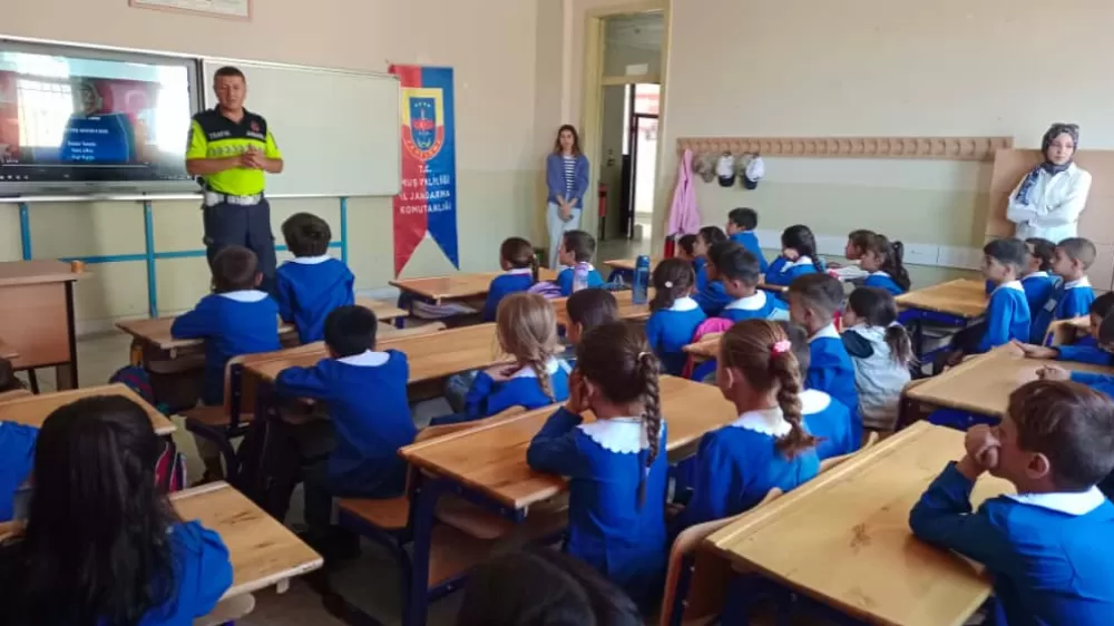 Bulanık İlçe Jandarma Komutanlığından öğrencilere trafik eğitimi