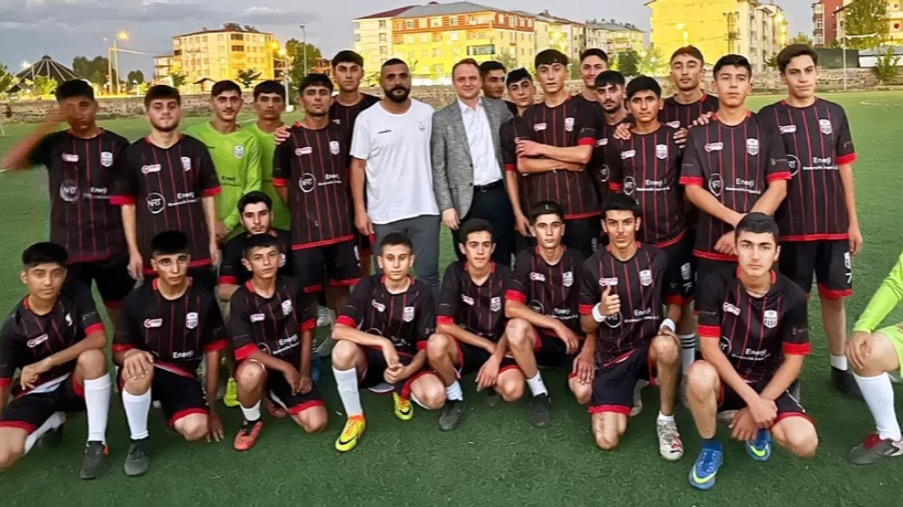 Bulanık Kaymakamı Ömer Övünç Koşansu çocukları sevindirdi