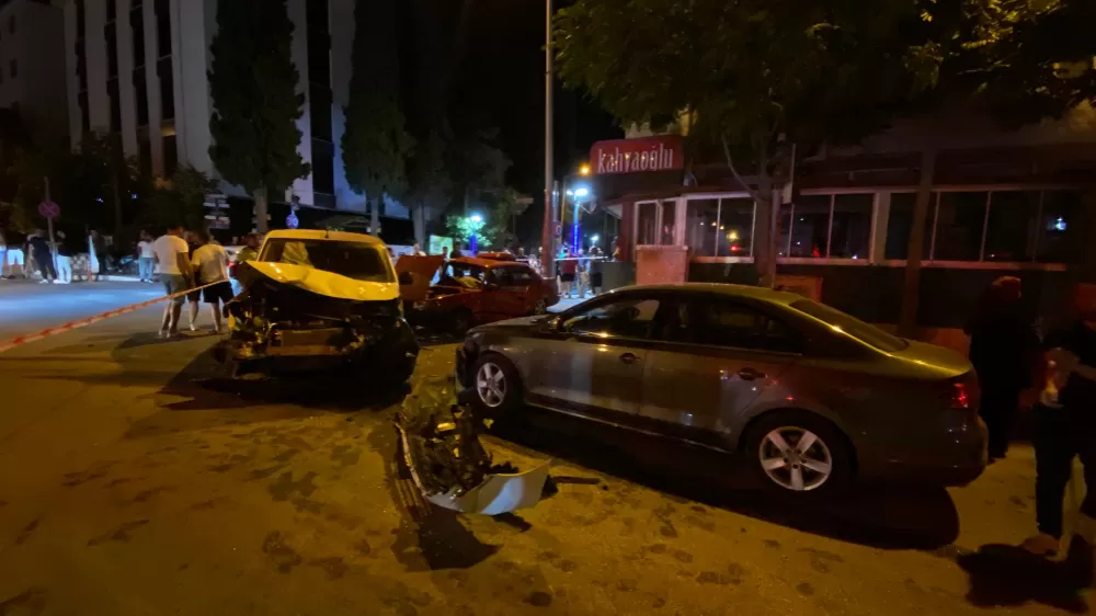 Burdur'da akşam saatlerinde 3 araçlı trafik kazasında 1'i ağır 5 kişi yaralandı.