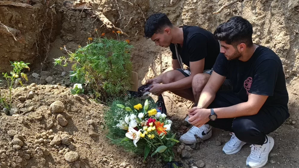 Çatıya hortum bağlayıp 3. kattaki evin balkonuna inmek isterken düşüp ölen antrenör son yolculuğuna uğurlandı