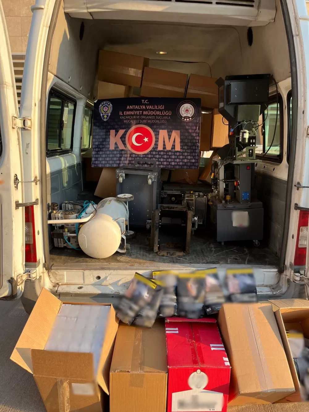 Antalya'da KOM ekipleri 712 bin 440 adet makaron ele geçirdi