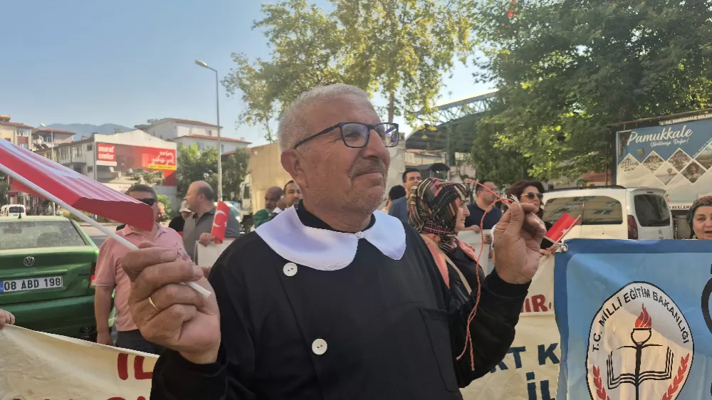 Çocuklarının yerine önlük giyen veliler, Okuma Haftasını sokaklarda kutladı