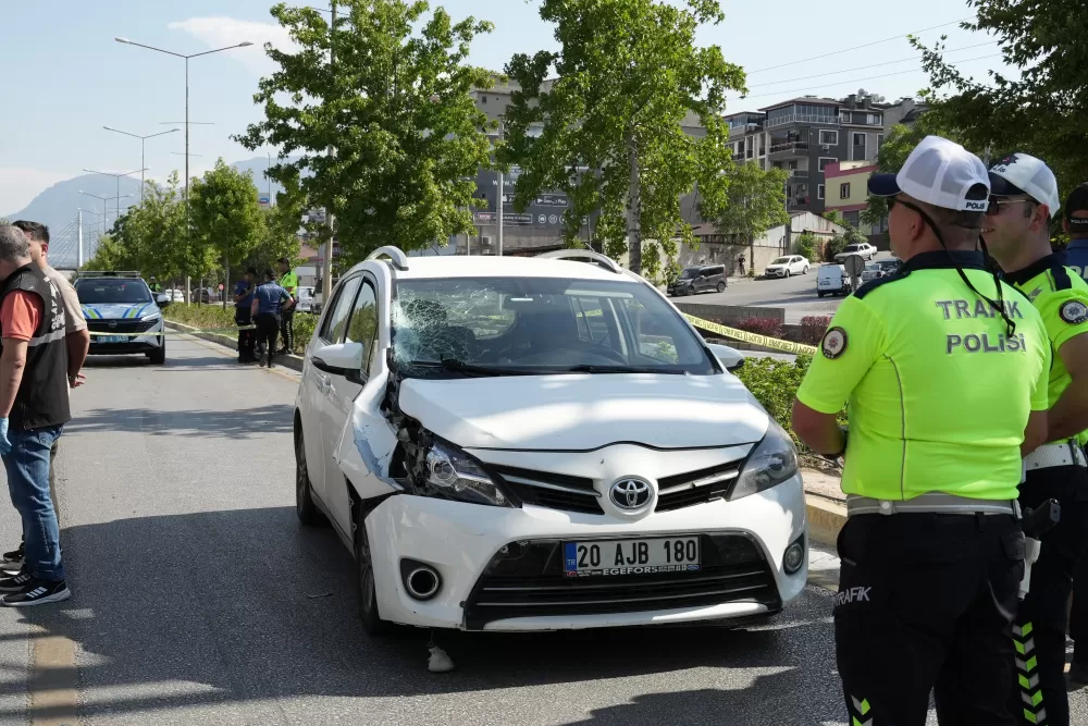 Denizli'de Karşıdan karşıya geçmek isteyen kadın otomobil çarpması sonucu hayatını kaybetti