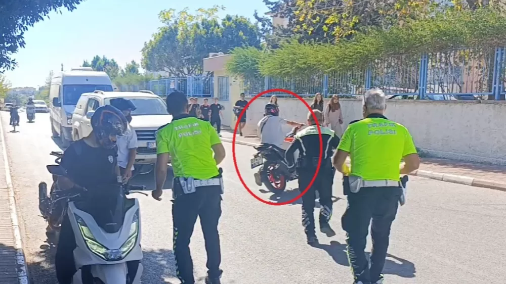 Denetime takılan motosikletli polisin arkasını dönmesini fırsat bilip 'U' dönüşü yaparak kaçtı