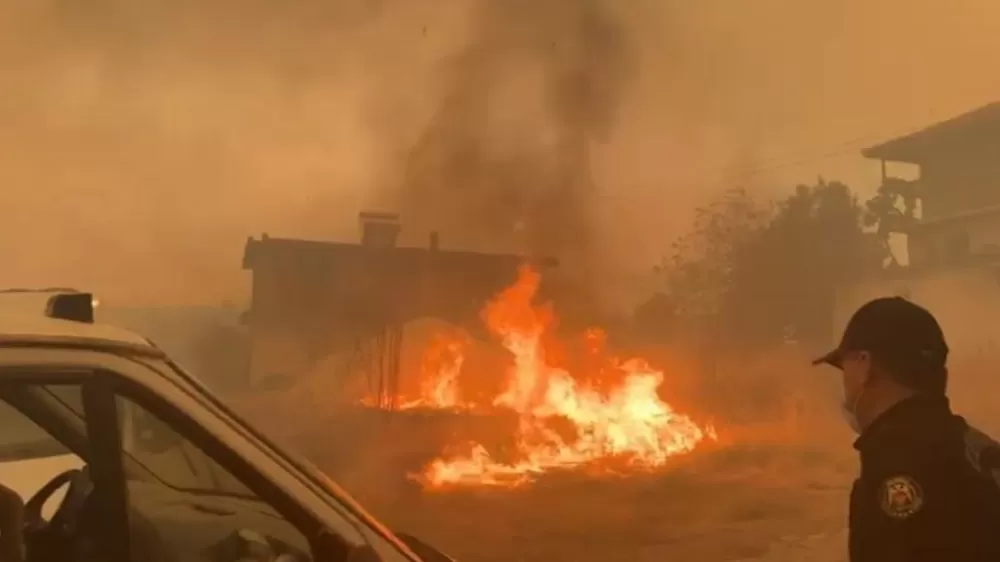 Denizli'de 5 gündür devam orman yangınında  Alevlerin arasında kalan mahallede soğutma çalışmaları gece boyunca devam etti