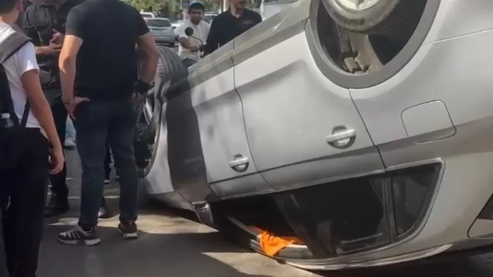 Diyarbakır'da trafik kazası! Otomobil takla attı